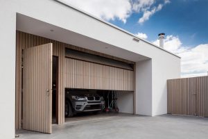 verticale garagedeur met loopdeur (red cedar)