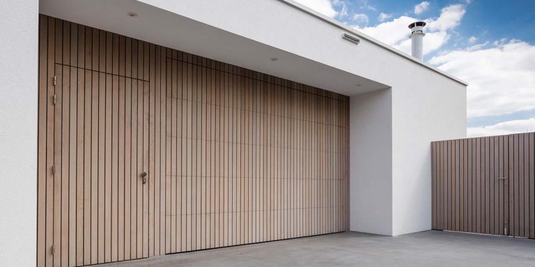 Verticale garagedeur Red Cedar