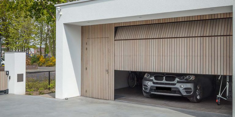 Verticale garagedeur Red Cedar