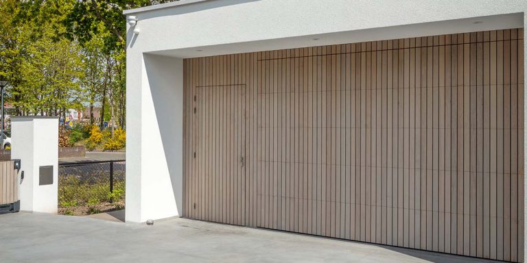 Verticale garagedeur Red Cedar