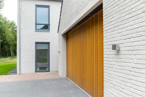 Zijwaartse-sectionaaldeur-van-Red-Cedar-hout