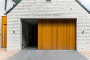 Zijwaartse-sectionaaldeur-van-Red-Cedar-hout-2