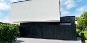 Zwarte houten garagedeur verticaal geprofileerd