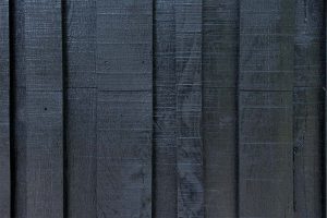 Zwarte-houten-garagedeur-verticaal-geprofileerd-in-drie-breedtes-gelijk-met-gevel-4