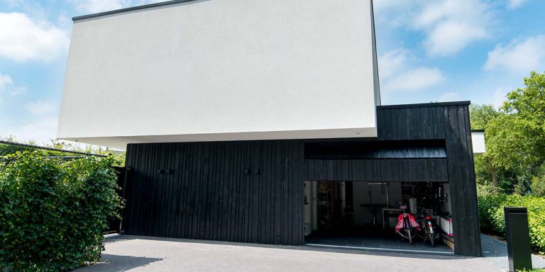 Zwarte houten garagedeur verticaal geprofileerd