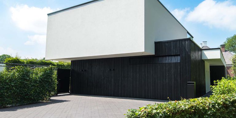 Zwarte houten garagedeur verticaal geprofileerd