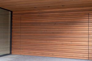 Houten-sectionaaldeur-Red-Cedar-latten-4