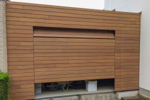Houten-sectionaaldeur-loopdeur-geïntegreerd-in-de-gevel