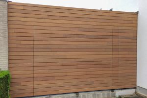 Houten-sectionaaldeur-loopdeur-geïntegreerd-in-de-gevel-2