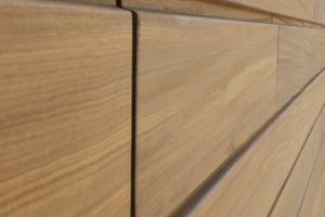 Houten-sectionaaldeur-loopdeur-geïntegreerd-in-de-gevel-3