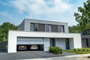 Sectionaaldeur-van-Trespa-geintegreerd-in-de-gevel