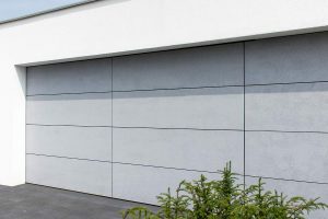 Sectionaaldeur-van-Trespa-geintegreerd-in-de-gevel-2