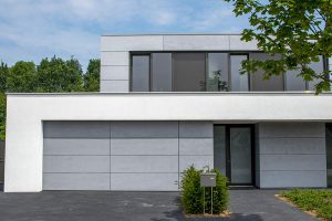 Sectionaaldeur-van-Trespa-geintegreerd-in-de-gevel-3