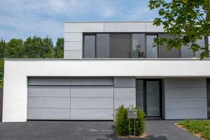 Sectionaaldeur-van-Trespa-geintegreerd-in-de-gevel-4