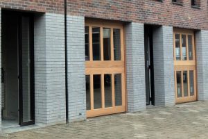 Houten-sectionaaldeuren-met-2-panelen-geheel-voorzien-van-isolatieglas