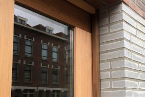 Houten-sectionaaldeuren-met-2-panelen-geheel-voorzien-van-isolatieglas-2