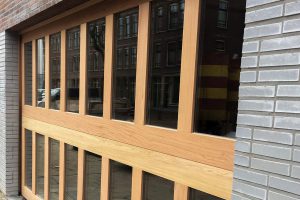 Houten-sectionaaldeuren-met-2-panelen-geheel-voorzien-van-isolatieglas-31