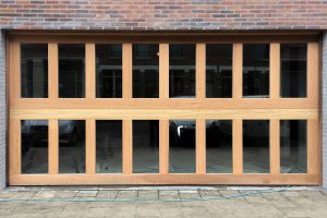 Houten-sectionaaldeuren-met-2-panelen-geheel-voorzien-van-isolatieglas-4