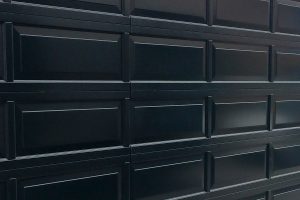 Houten-sectionaaldeur-met-cassette-paneel-geïntegreerd-in-de-gevel1