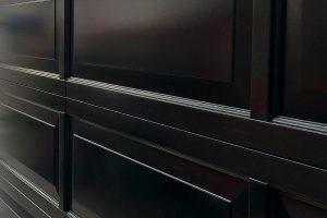 Houten-sectionaaldeur-met-cassette-paneel-geïntegreerd-in-de-gevel-2