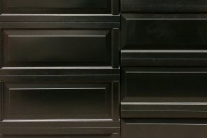 Houten-sectionaaldeur-met-cassette-paneel-geïntegreerd-in-de-gevel-3