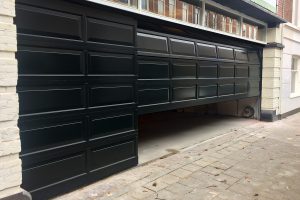 Houten-sectionaaldeur-met-cassette-paneel-geïntegreerd-in-de-gevel-4