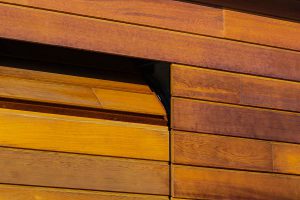 Houten-garagedeur-in-1-lijn-met-de-gevel