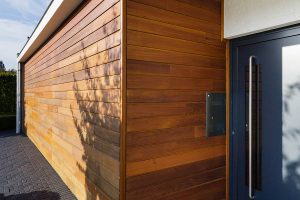 Houten-garagedeur-in-1-lijn-met-de-gevel-2