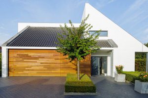 Houten-garagedeur-in-1-lijn-met-de-gevel-3