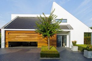 Houten-garagedeur-in-1-lijn-met-de-gevel-4