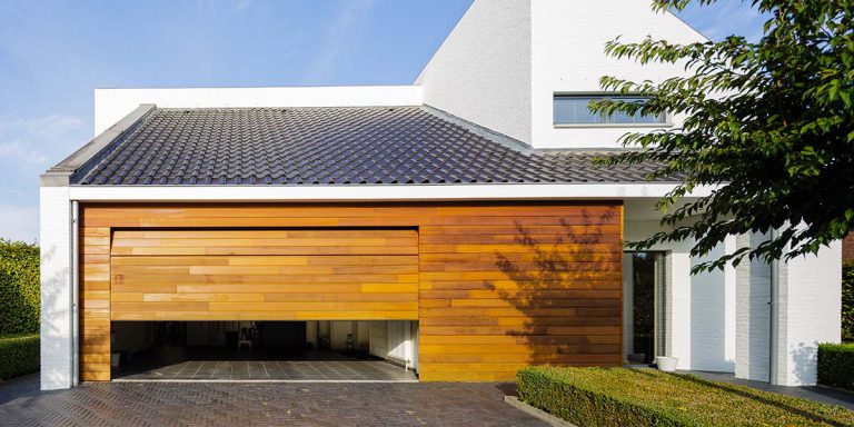Houten garagedeur in 1 lijn met de gevel
