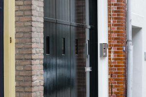 houten-zijwaartse-sectionaaldeur-monumentaal-pand-4