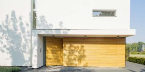 Houten garagedeur gelijk in de gevel