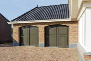 Elektrisch-openslaande-garagedeuren-als-sectionaaldeur