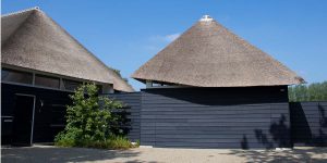 Gepotdekselde houten garagedeur