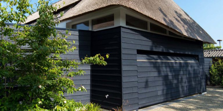 Gepotdekselde houten garagedeur