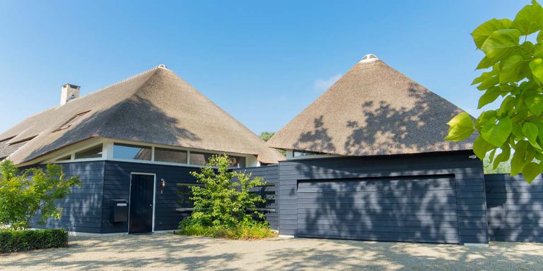 Gepotdekselde houten garagedeur