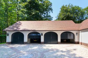 Elektrische-garagedeuren-in-stijl-van-houten-openslaande-garagedeuren