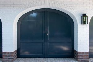 Elektrische-garagedeuren-in-stijl-van-houten-openslaande-garagedeuren-3