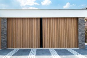 Houten-zijwaartse-garagedeur-2