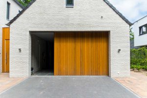 automatische-garagedeuren-hout-zijwaarts