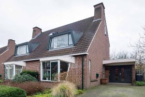 Houten-openslaande-garagedeuren-met-glas-21