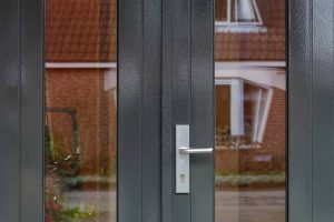 Houten-openslaande-garagedeuren-met-glas-31