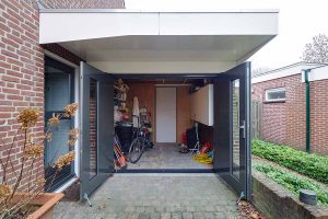 Houten-openslaande-garagedeuren-met-glas-41