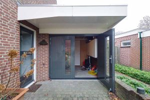 Houten-openslaande-garagedeuren-met-glas-51