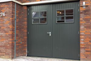 Klassieke-stijl-houten-openslaande-garagedeur-2