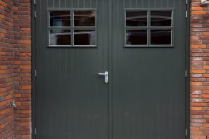 Klassieke-stijl-houten-openslaande-garagedeur-3
