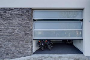 Bijzondere-garagedeuren-met-glas-2