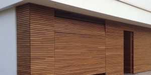 Elektrische houten garagedeur