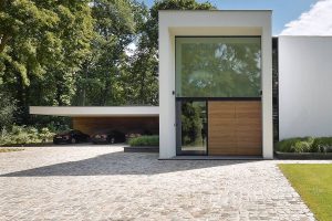 3-sectionaaldeuren-geïntegreerd-in-de-gevel-geproduceerd-van-Plato-Free-Willy-3